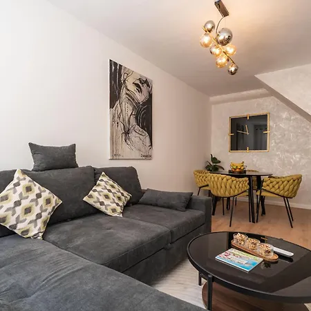 L & M - Perfect Old Town Location Two Bedroom House *