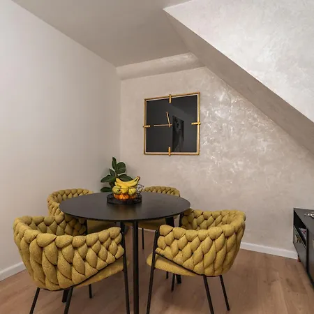 L & M - Perfect Old Town Location Two Bedroom House Semesterbostad *