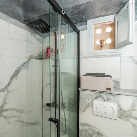 L & M - Perfect Old Town Location Two Bedroom House