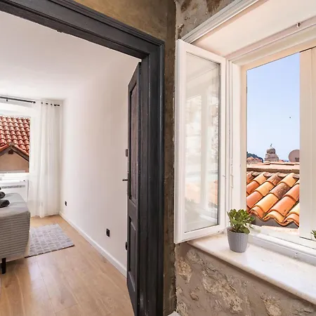 L & M - Perfect Old Town Location Two Bedroom House