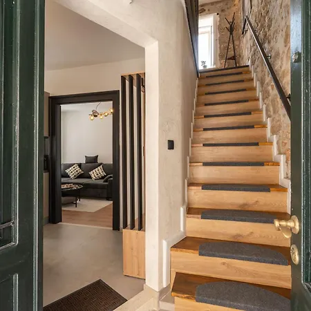 L & M - Perfect Old Town Location Two Bedroom House Semesterbostad