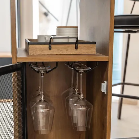 L & M - Perfect Old Town Location Two Bedroom House Semesterbostad