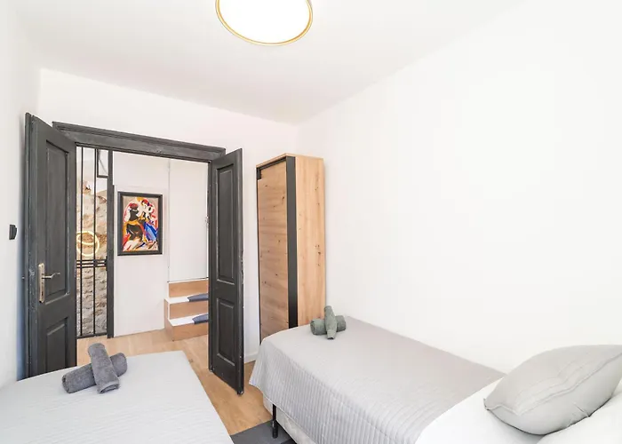 Nyaraló L & M - Perfect Old Town Location Two Bedroom House *