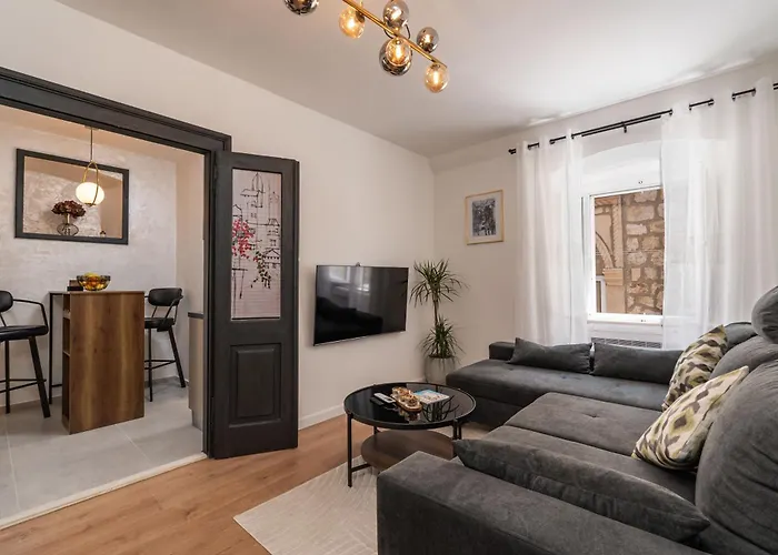 L & M - Perfect Old Town Location Two Bedroom House Nyaraló