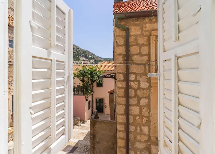 L & M - Perfect Old Town Location Two Bedroom House Nyaraló *