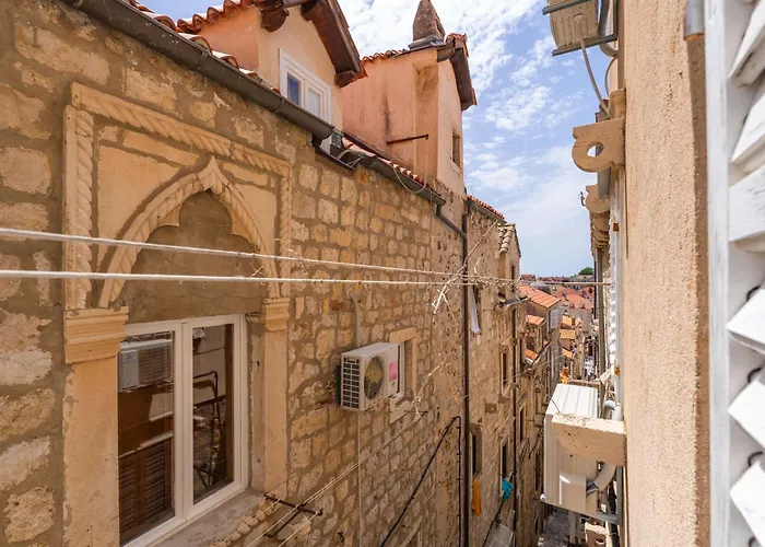 L & M - Perfect Old Town Location Two Bedroom House Nyaraló *