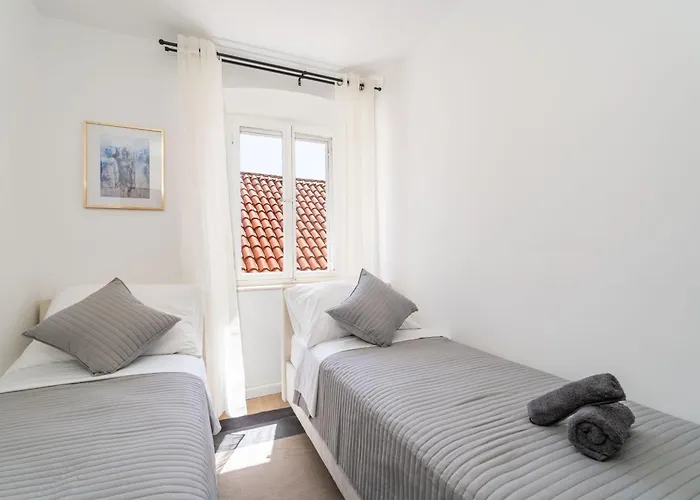 L & M - Perfect Old Town Location Two Bedroom House