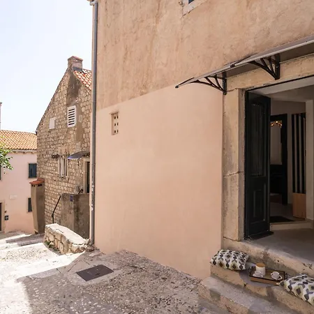 Дом отдыха L & M - Perfect Old Town Location Two Bedroom House *