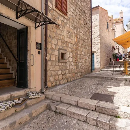 L & M - Perfect Old Town Location Two Bedroom House *