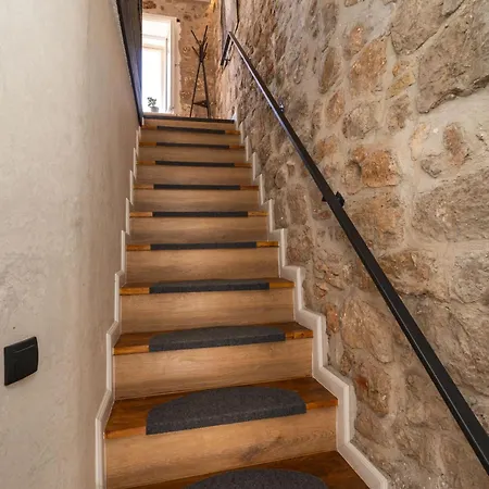 Prázdninový dům L & M - Perfect Old Town Location Two Bedroom House *