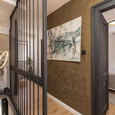 L & M - Perfect Old Town Location Two Bedroom House بيت للعطل