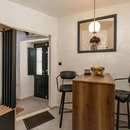 L & M - Perfect Old Town Location Two Bedroom House بيت للعطل