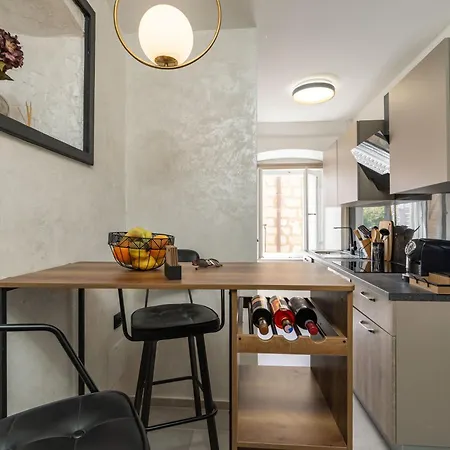 L & M - Perfect Old Town Location Two Bedroom House Дубровник