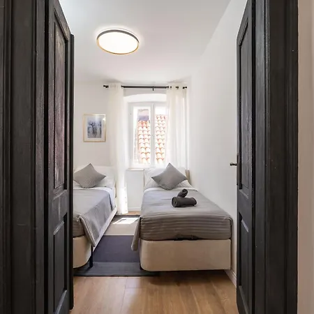 L & M - Perfect Old Town Location Two Bedroom House Дом отдыха *