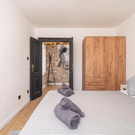 L & M - Perfect Old Town Location Two Bedroom House بيت للعطل دوبروفينك