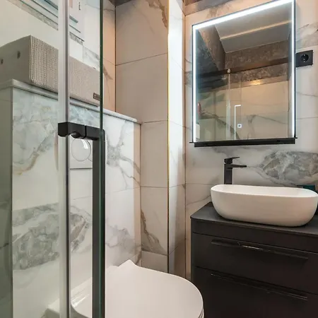 L & M - Perfect Old Town Location Two Bedroom House *