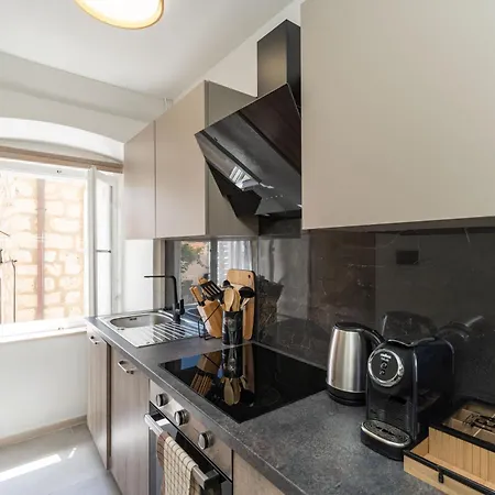 L & M - Perfect Old Town Location Two Bedroom House