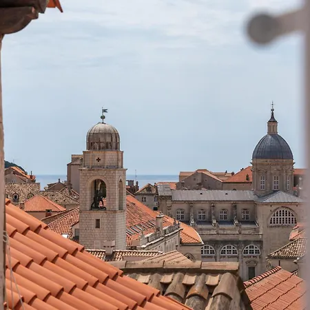 L & M - Perfect Old Town Location Two Bedroom House