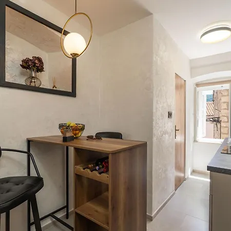 L & M - Perfect Old Town Location Two Bedroom House دوبروفينك