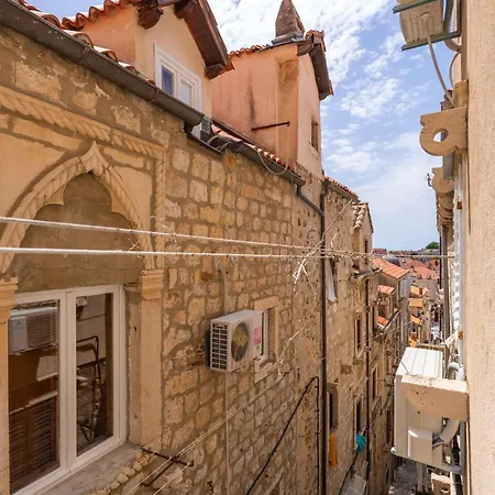 L & M - Perfect Old Town Location Two Bedroom House Дом отдыха *