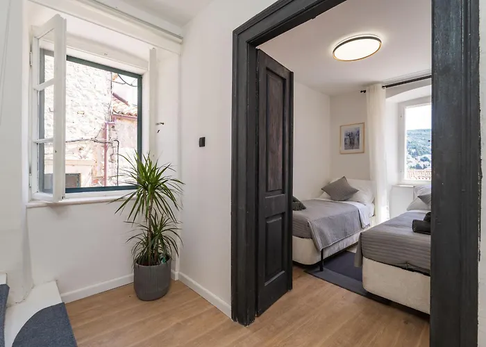 L & M - Perfect Old Town Location Two Bedroom House Vakantiehuis