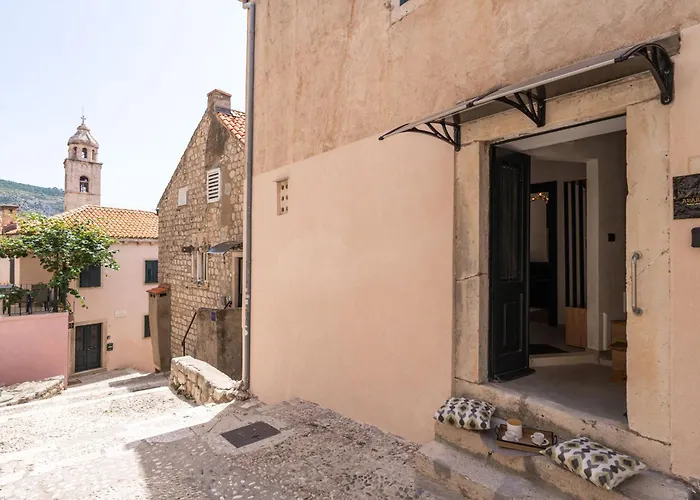 Dom wakacyjny L & M - Perfect Old Town Location Two Bedroom House *