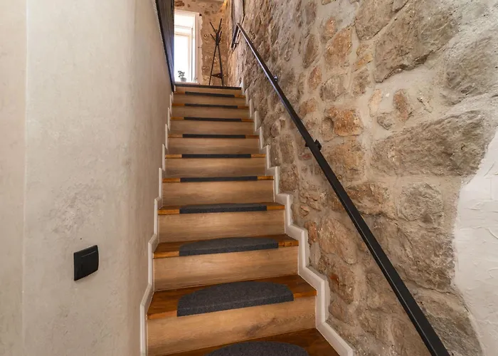 Vakantiehuis L & M - Perfect Old Town Location Two Bedroom House *