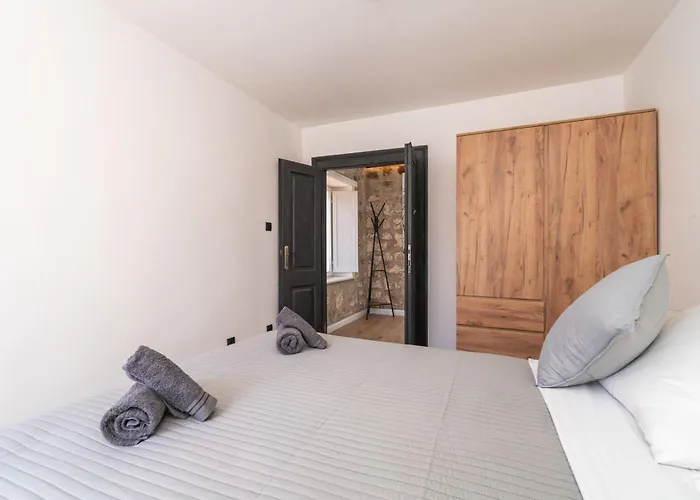 Dom wakacyjny L & M - Perfect Old Town Location Two Bedroom House Dubrownik