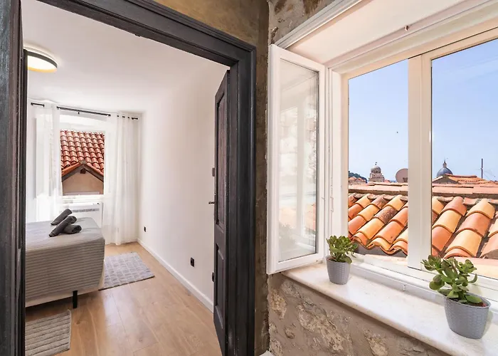 L & M - Perfect Old Town Location Two Bedroom House * Dubrownik