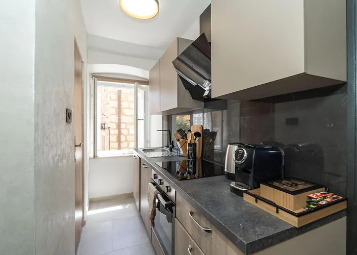 Dom wakacyjny L & M - Perfect Old Town Location Two Bedroom House
