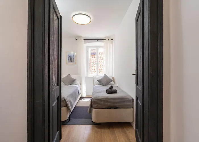 L & M - Perfect Old Town Location Two Bedroom House Vakantiehuis *