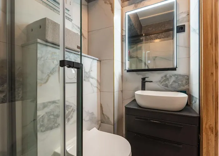 L & M - Perfect Old Town Location Two Bedroom House *