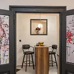 L & M - Perfect Old Town Location Two Bedroom House بيت للعطل *