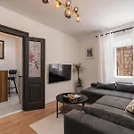 L & M - Perfect Old Town Location Two Bedroom House
