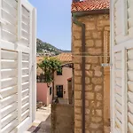 L & M - Perfect Old Town Location Two Bedroom House بيت للعطل *