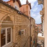 L & M - Perfect Old Town Location Two Bedroom House بيت للعطل *