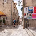 L & M - Perfect Old Town Location Two Bedroom House دوبروفينك