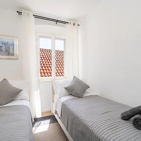 L & M - Perfect Old Town Location Two Bedroom House *