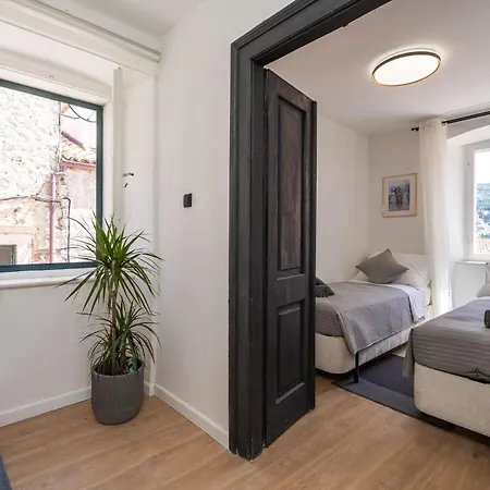 L & M - Perfect Old Town Location Two Bedroom House Semesterbostad