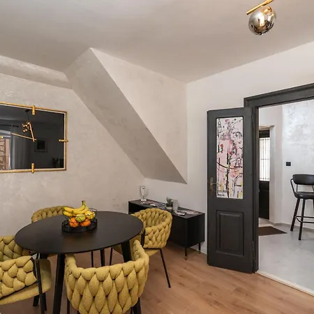 Semesterbostad L & M - Perfect Old Town Location Two Bedroom House