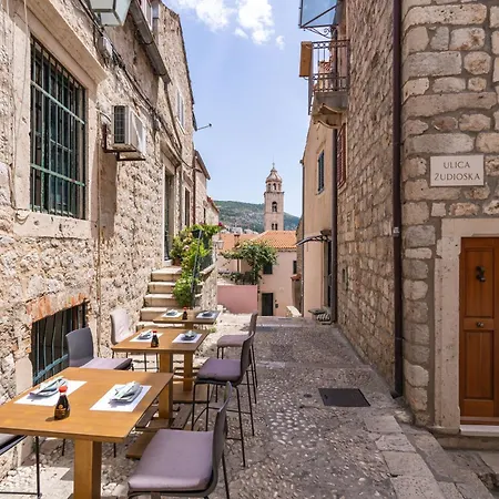 L & M - Perfect Old Town Location Two Bedroom House بيت للعطل