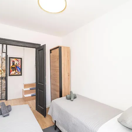 Semesterbostad L & M - Perfect Old Town Location Two Bedroom House *