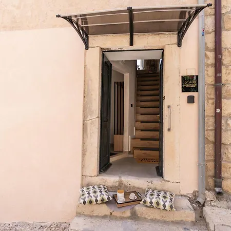 L & M - Perfect Old Town Location Two Bedroom House *