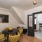 Сasa de vacaciones L & M - Perfect Old Town Location Two Bedroom House