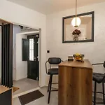 L & M - Perfect Old Town Location Two Bedroom House Сasa de vacaciones