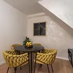 L & M - Perfect Old Town Location Two Bedroom House Сasa de vacaciones *