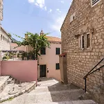 Сasa de vacaciones L & M - Perfect Old Town Location Two Bedroom House *
