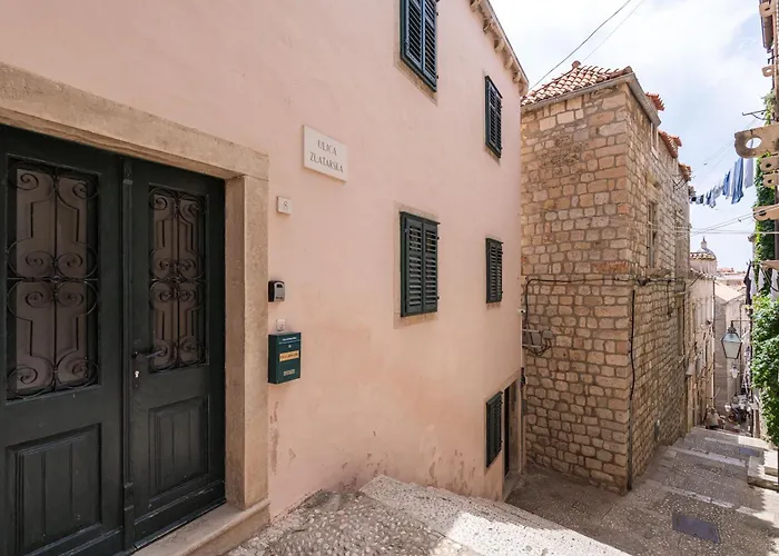 L & M - Perfect Old Town Location Two Bedroom House *