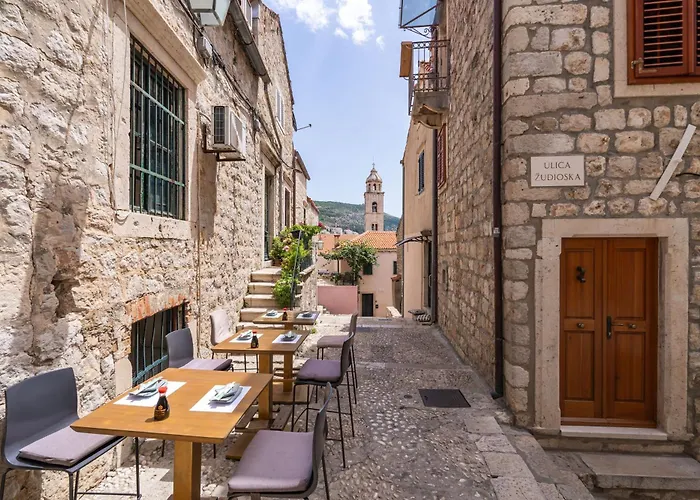 L & M - Perfect Old Town Location Two Bedroom House Casa vacanze