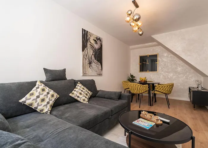 L & M - Perfect Old Town Location Two Bedroom House *